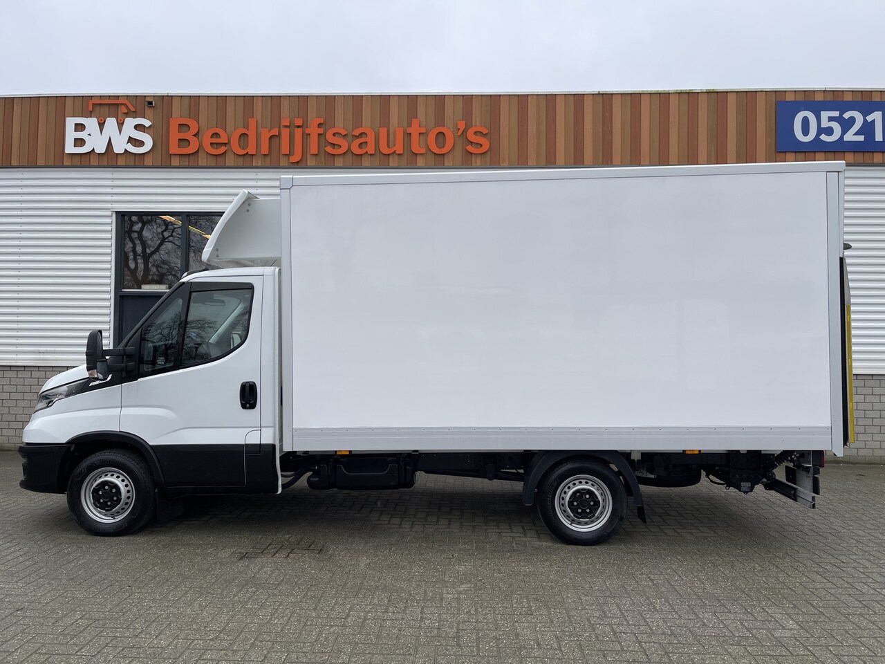 Iveco Daily - 35S14H 2.3 automaat / bakwagen met laadklep / L 410 cm x B 210 cm x H 200 cm / rijklaar € - AutoWereld.nl