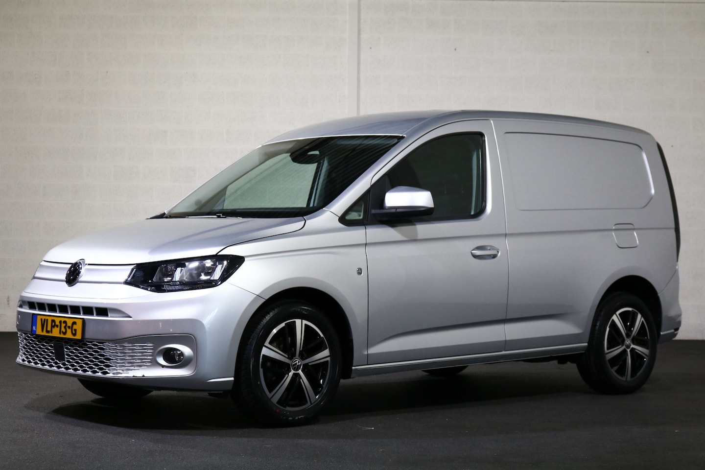 Volkswagen Caddy Cargo - 2.0 TDI 1st Edition Airco Navigatie Apple Carplay Camera - AutoWereld.nl