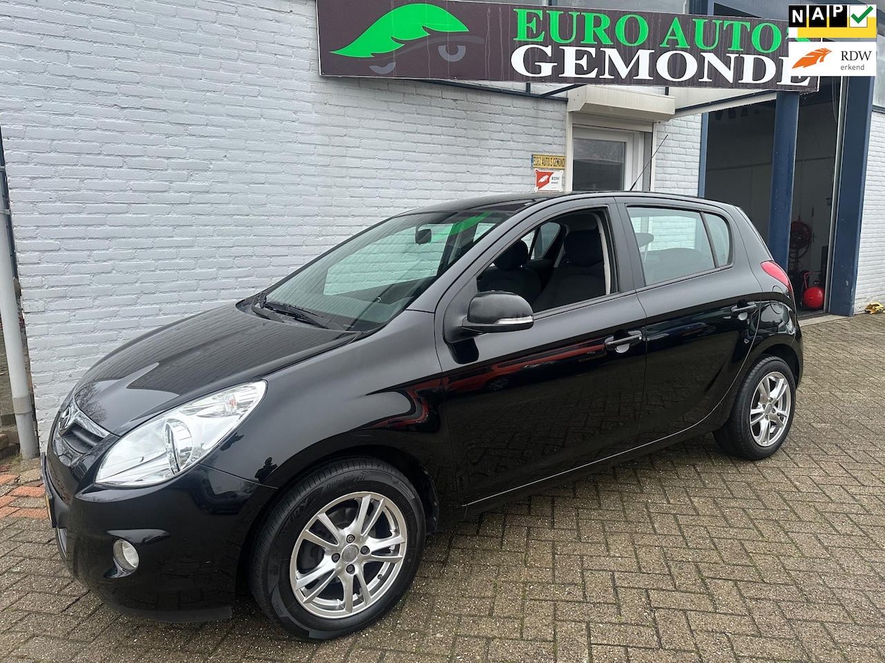 Hyundai i20 - 1.4i i-Motion AUTOMAAT AIRCO NIEUWE KETTING SET - AutoWereld.nl