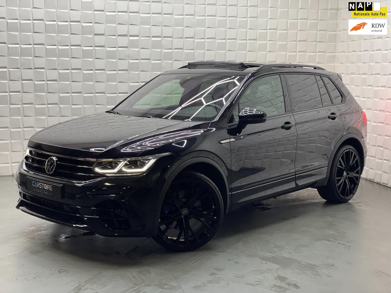 Volkswagen Tiguan - 2.0 TSI R 320PK AKRAPOVIC PANO LEER VOL - AutoWereld.nl