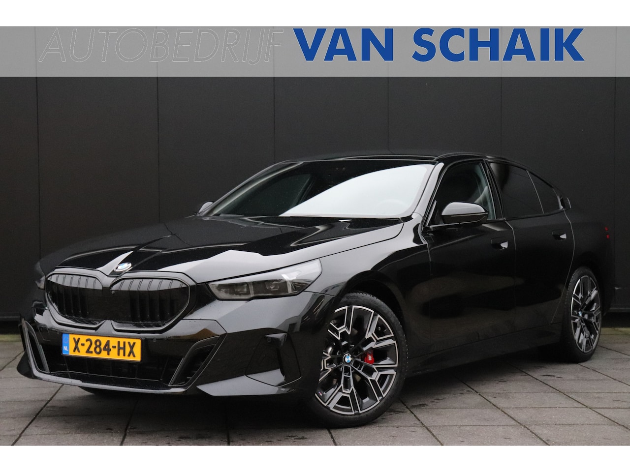 BMW 5-serie - 520i | NIEUWPRIJS 95.329.- | M SPORT | MEMORY | HARMAN & KARDON | PANO | LEDER | STOEL\STU - AutoWereld.nl