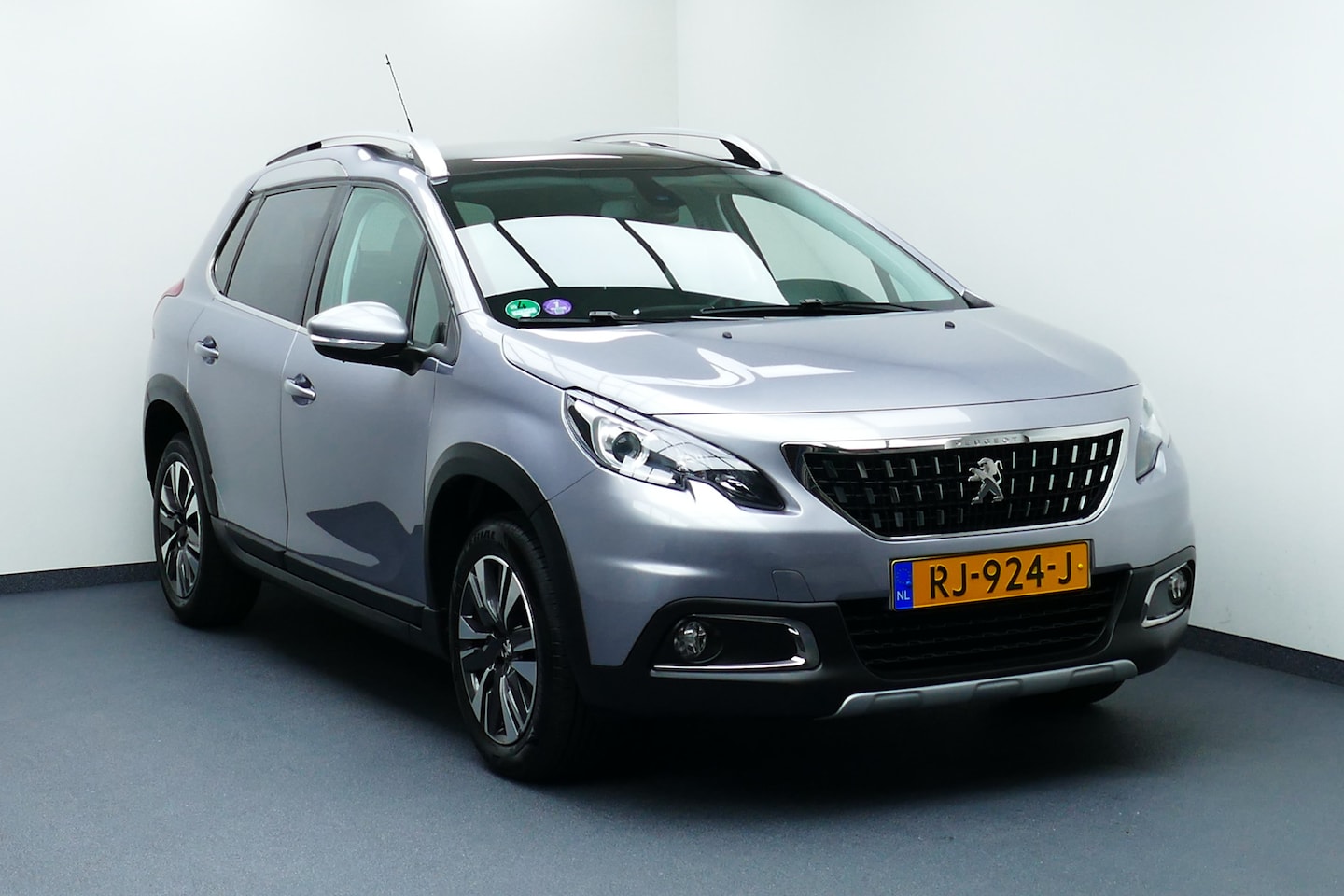 Peugeot 2008 - 1.2 PureTech Allure 1-Eig. Panodak, Half Leer, Navi, Camera, Clima, Cruise, Trekhaak 1250k - AutoWereld.nl