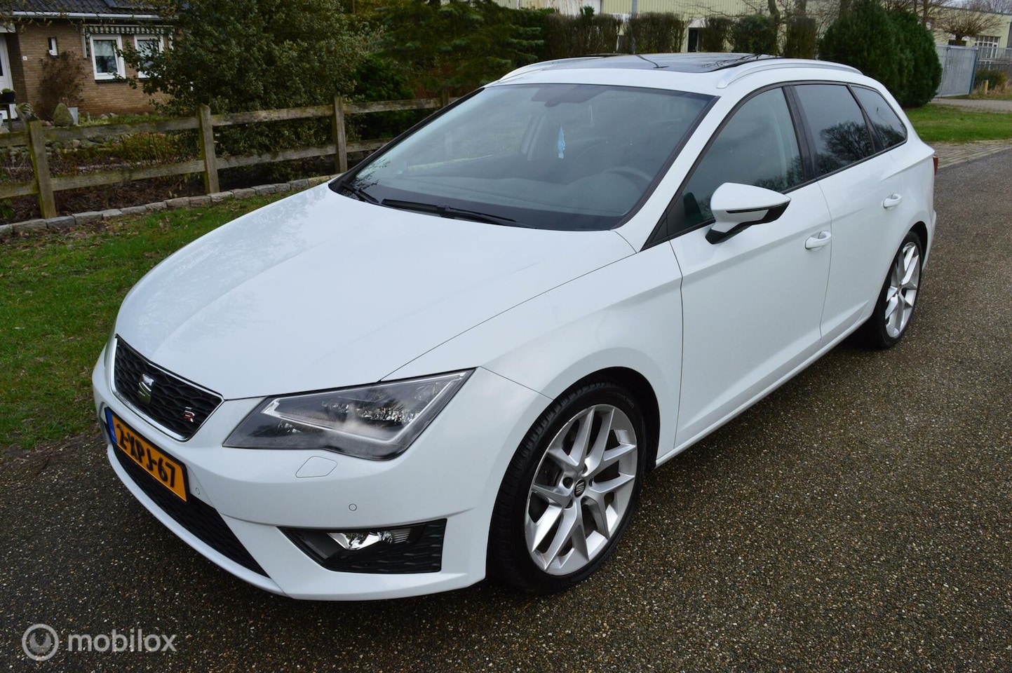 Seat Leon ST - 1.4 TSI FR Dynamic / DSG / Panorama / Navi - AutoWereld.nl