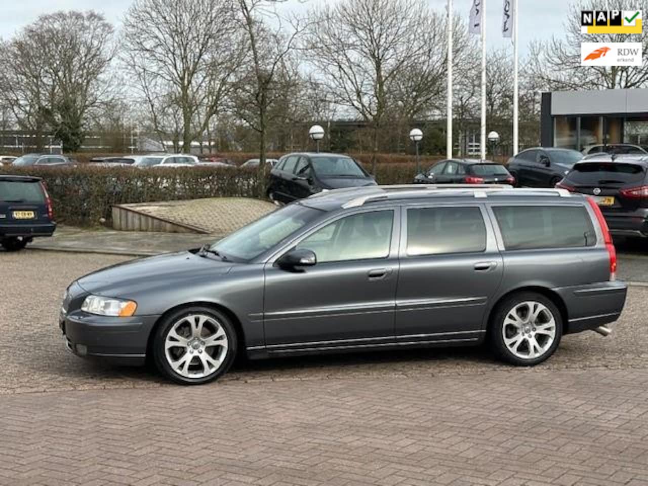 Volvo V70 - 2.5T Edition Sport 7 persoons automaat,bj.2007,kleur:grijs.leder,climate,APK 01/2025 en NA - AutoWereld.nl