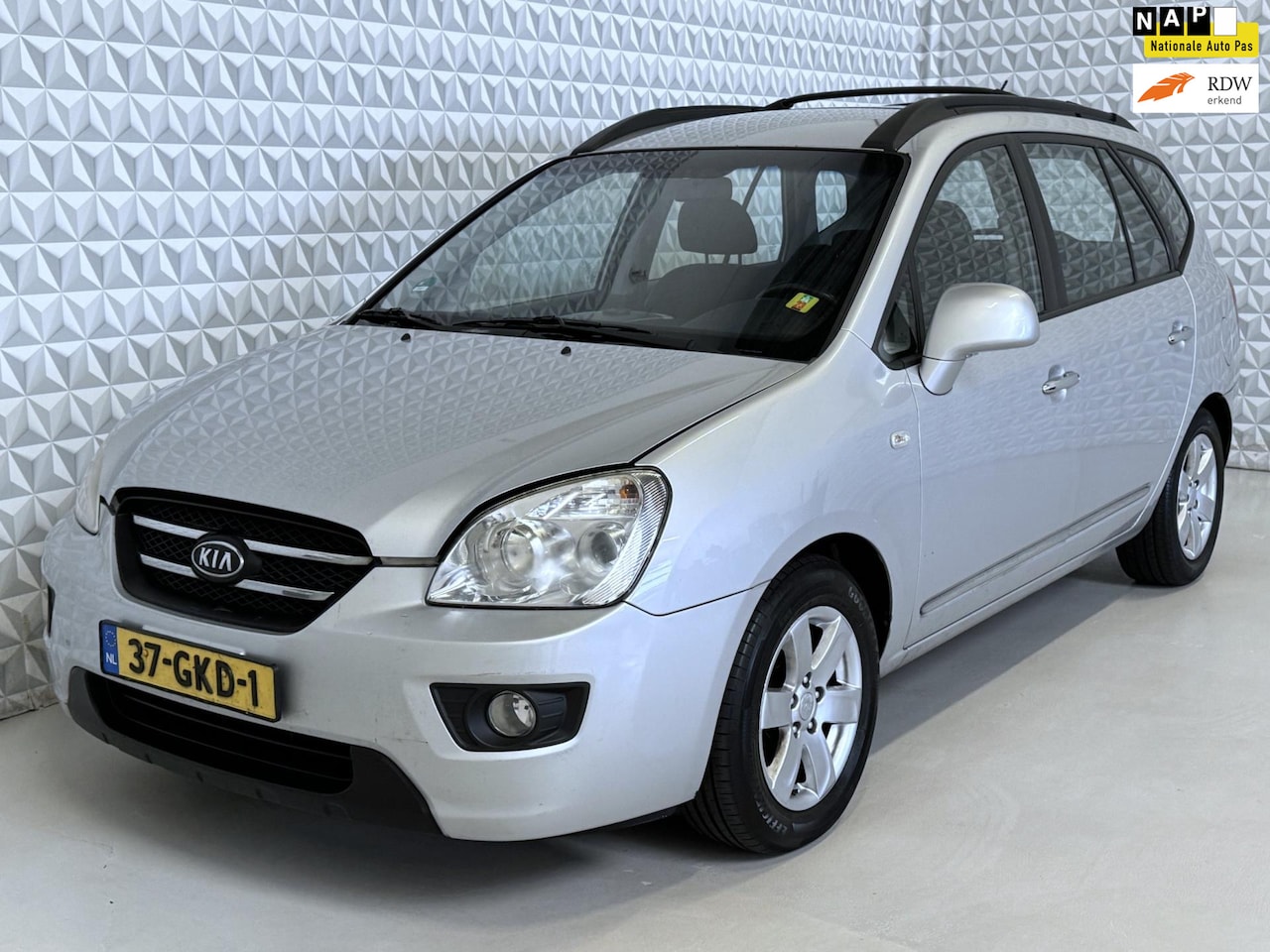 Kia Carens - 2.0 CRDi X-ecutive / EXPORT ONLY (2008) - AutoWereld.nl