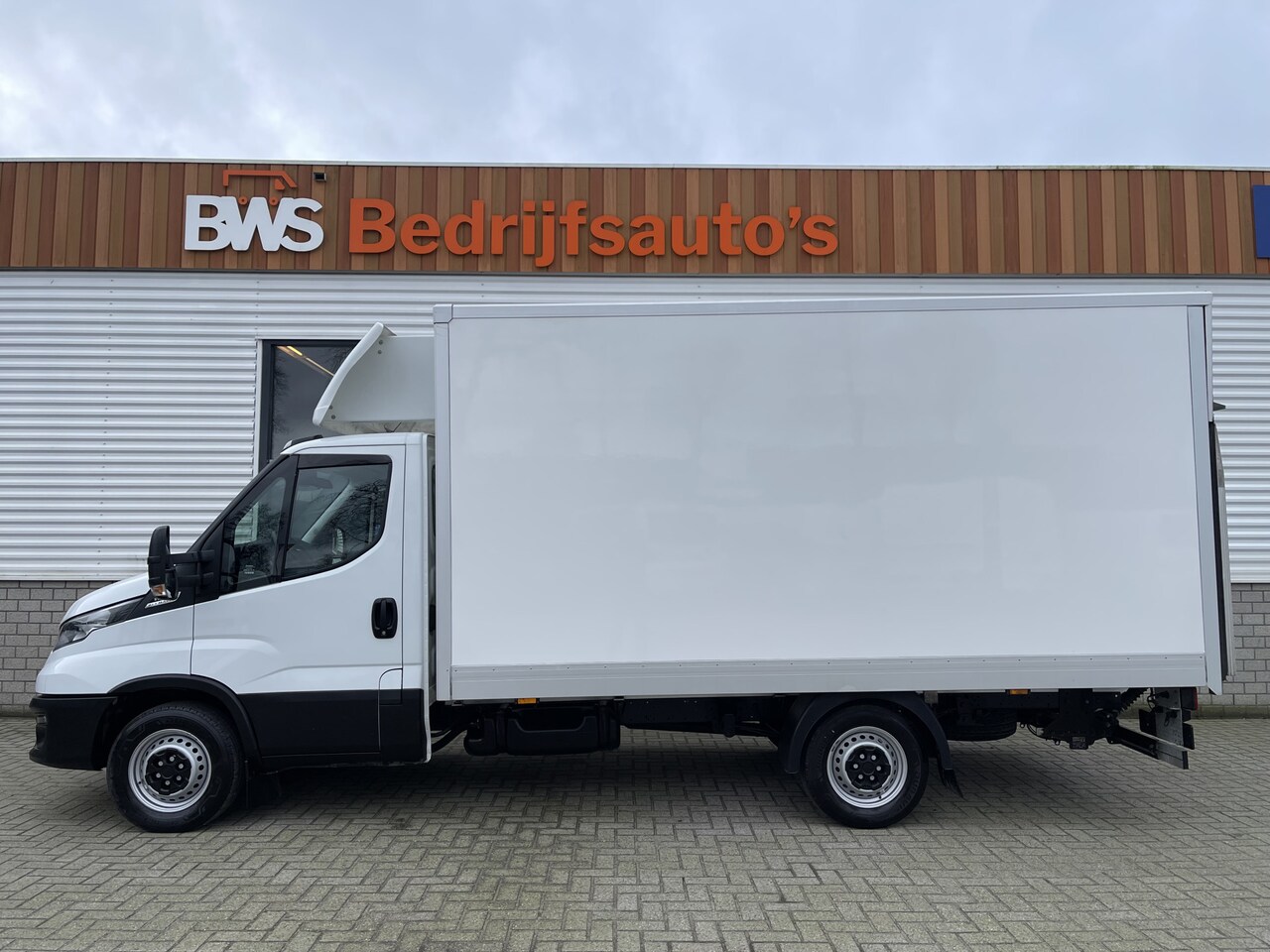 Iveco Daily - 35S14H 2.3 automaat / bakwagen met Zepro ( Hiab ) laadklep / rijklaar € 30.950 ex btw / le - AutoWereld.nl