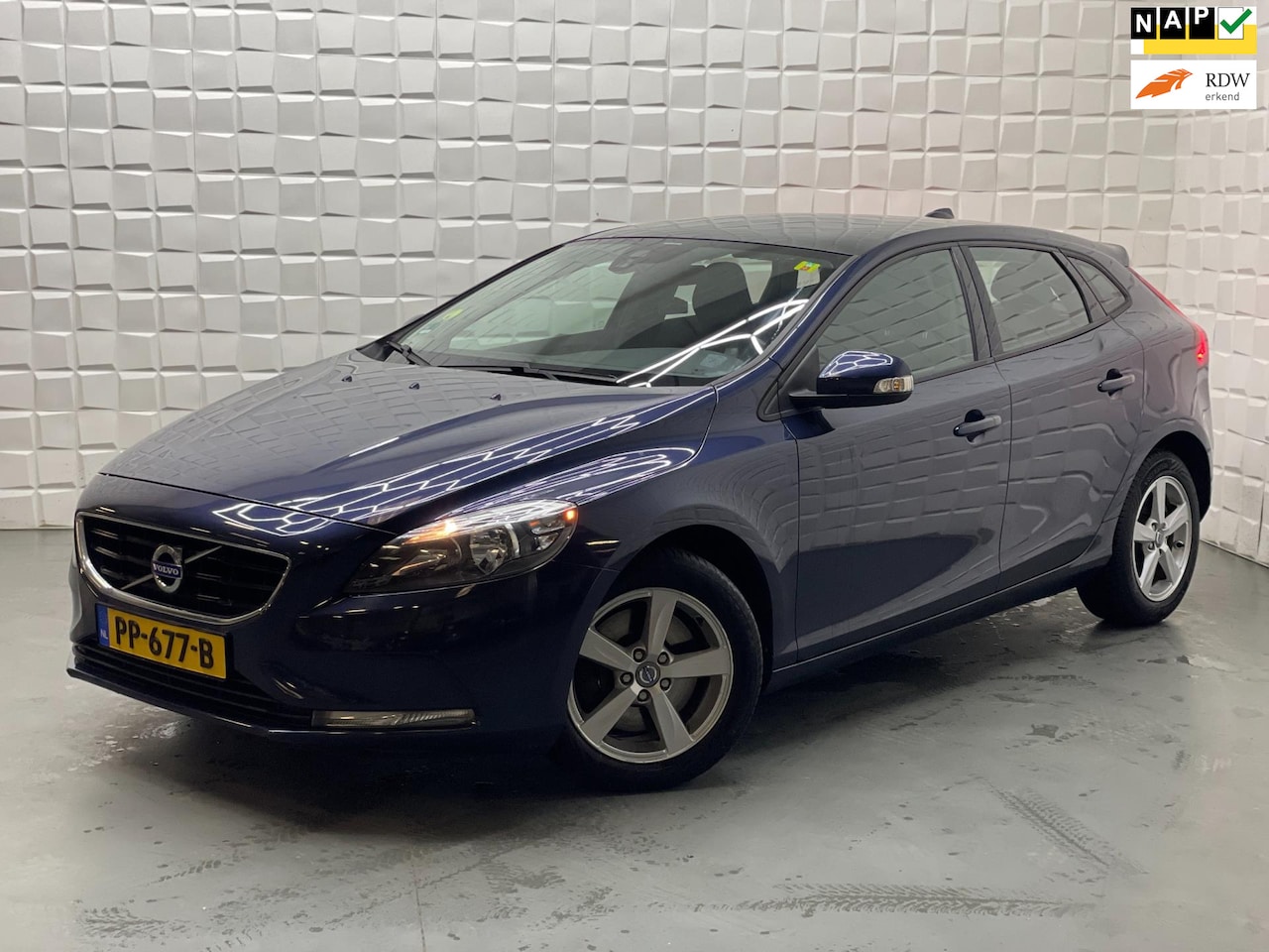 Volvo V40 - 2.0 D3 Kinetic CRUISE 6BAK - AutoWereld.nl