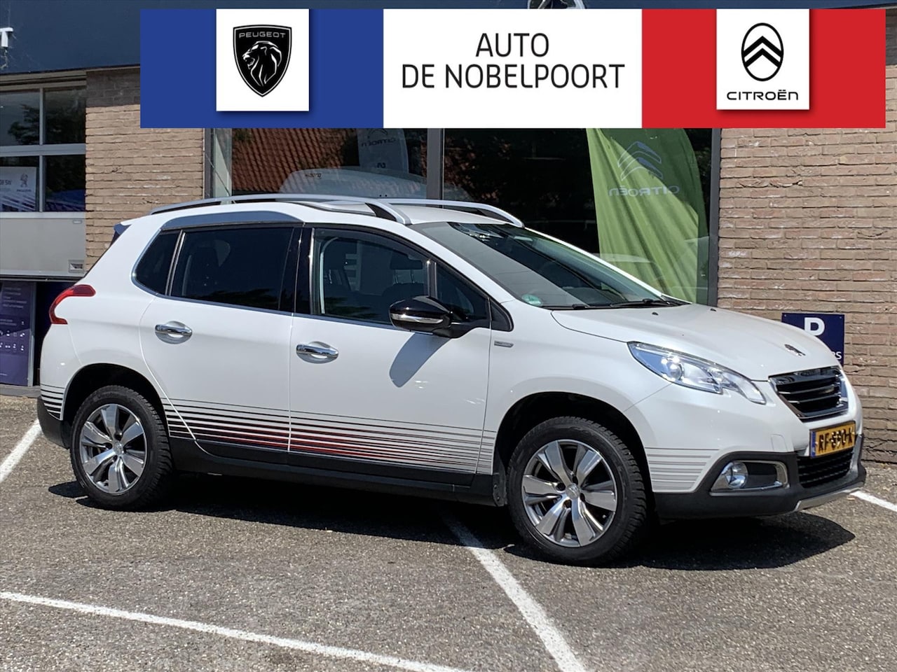 Peugeot 2008 - 1.2 PureTech 82pk Allure Urban Cross Navigatie | Trekhaak afneembaar | Cruise & Climate co - AutoWereld.nl