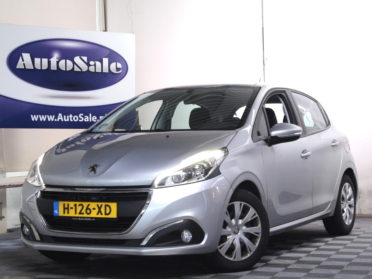 Peugeot 208 - 1.6 BlueHDi Blue Lease NAVI BT DAB CRUISE PDC AIRCO '17 - AutoWereld.nl