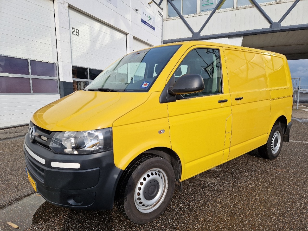 Volkswagen Transporter - 2.0 TDI 2x schuifdeur 115pkL cruise airco trekhaak 1H1 BlueMotion - AutoWereld.nl