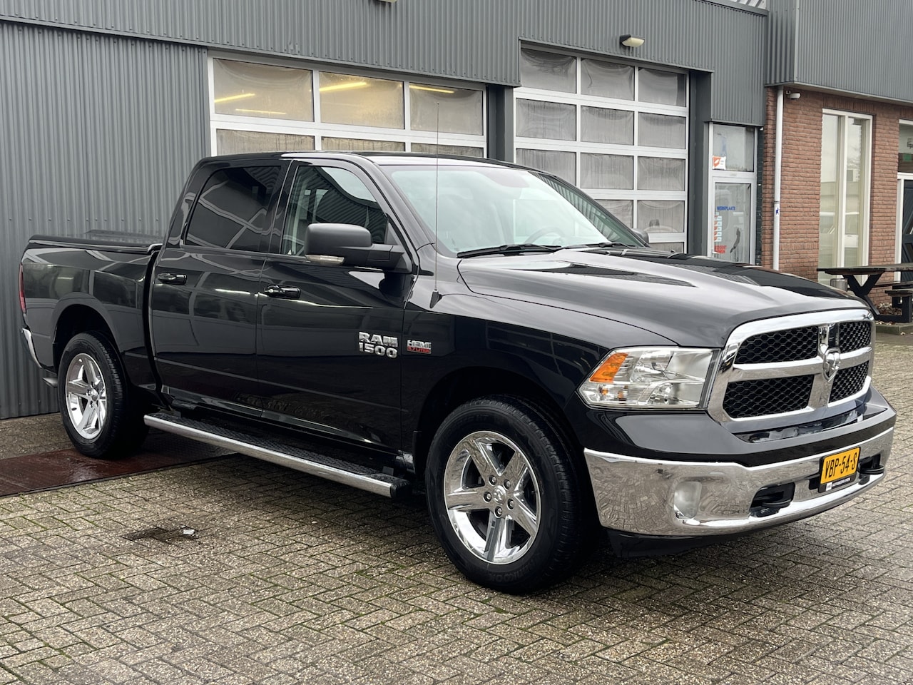 Dodge Ram 1500 - 5.7 V8 4x4 Crew Cab 5'7 Lpg en benzine Airco Cruise Controle Stoelverwarming Stuurverwarmi - AutoWereld.nl