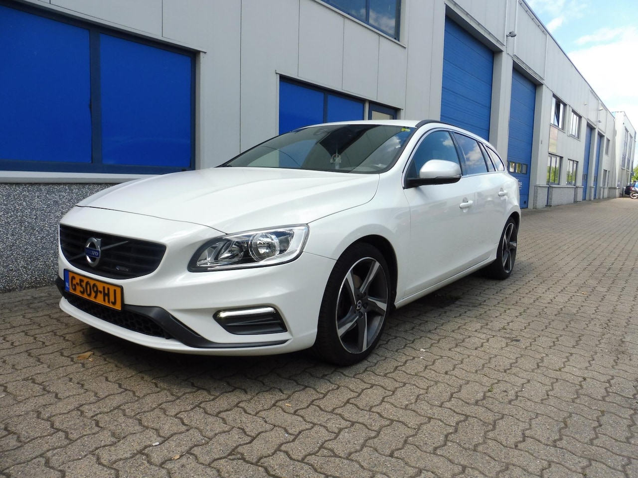 Volvo V60 - 2.0 D4 R-Design Navi, half leder bekleding - AutoWereld.nl