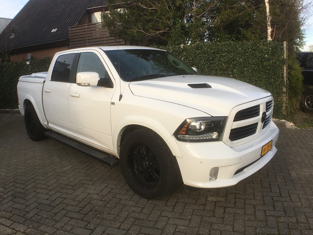 Dodge Ram 1500 - 5.7 V8 4x4 Crew Cab 5'7 Sport Luchtvering, Mickeytomson velgen, magnaflow uitlaat - AutoWereld.nl