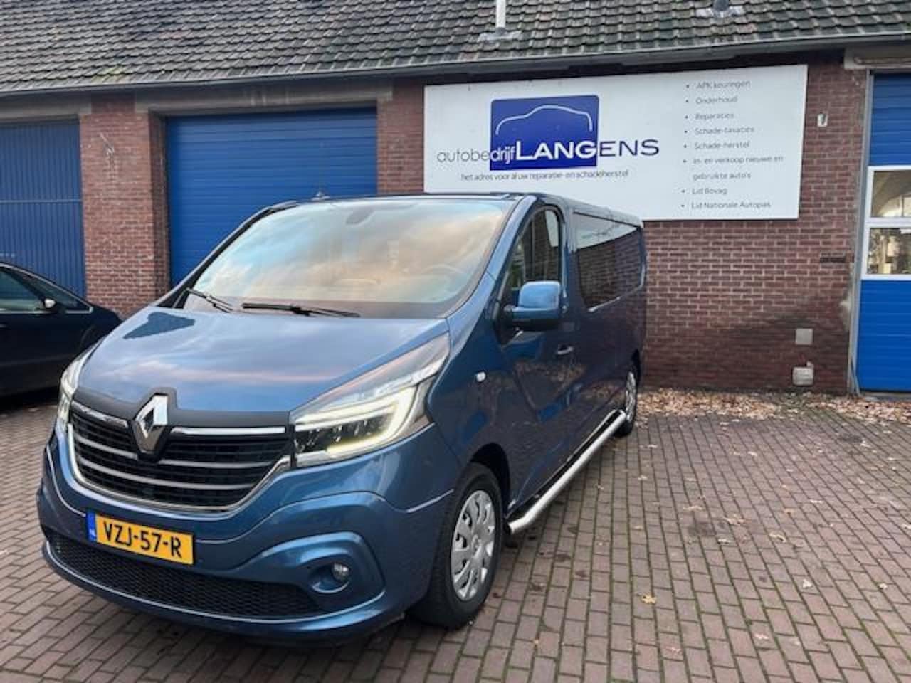 Renault Trafic - 2.0 dCi 145 T29 L2H1 DC Business 2.0 dCi 145 T29 L2H1 DC Business, Full Led, Camera, PDC V + A - AutoWereld.nl