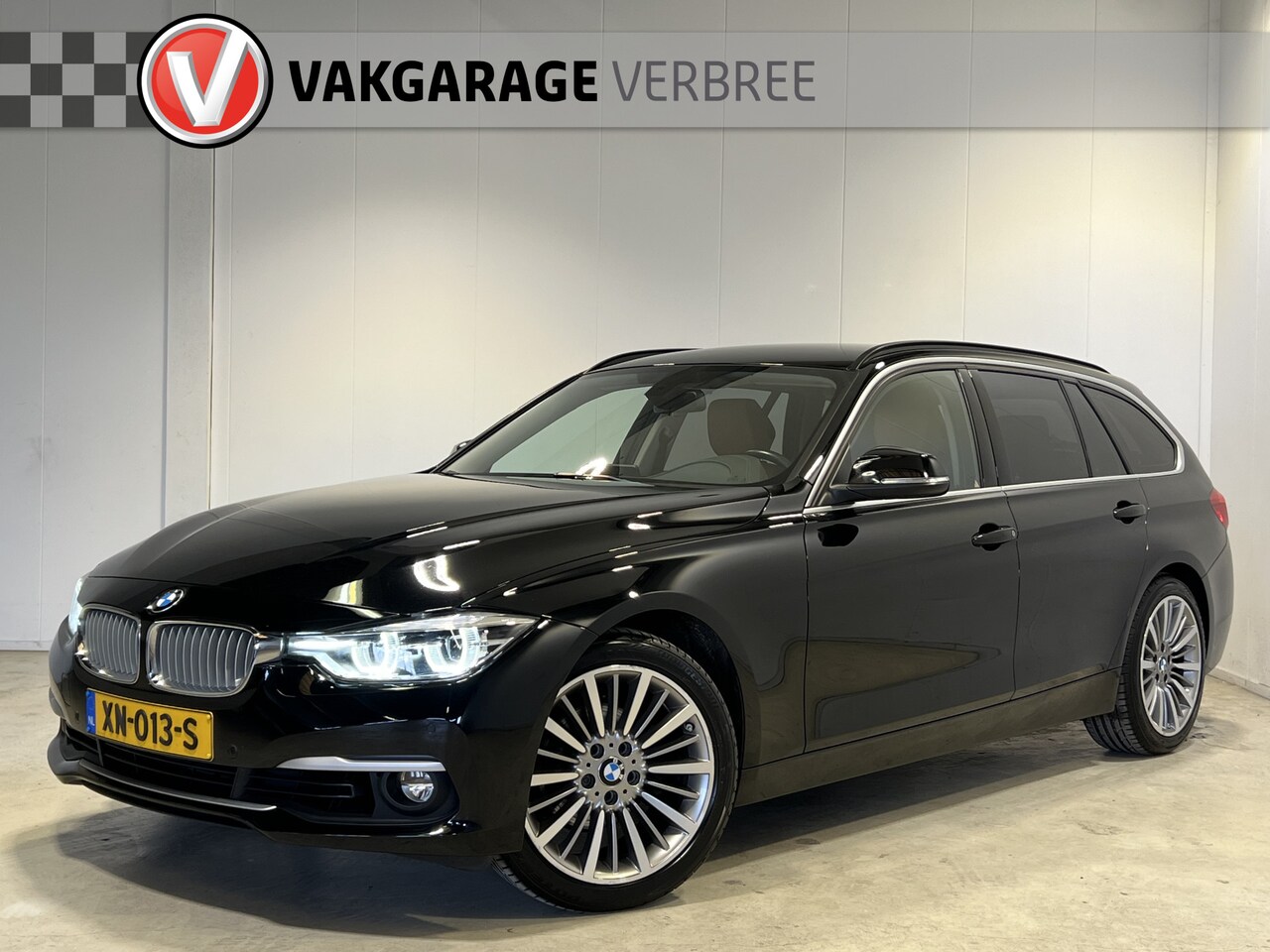 BMW 3-serie Touring - 318i Luxury Edition | Navigatie | Lederen Bekleding | LM Velgen 18" | Voorstoelen Verwarmd - AutoWereld.nl