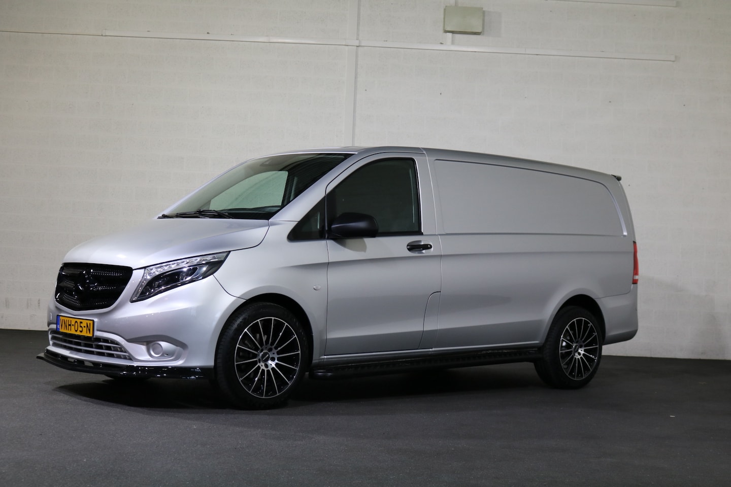 Mercedes-Benz Vito - 116 CDI Lang Euro 6 Black Edition Automaat Airco Navigatie - AutoWereld.nl