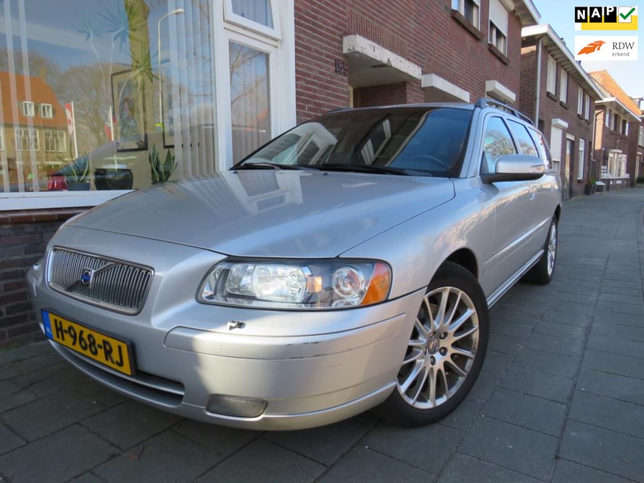 Volvo V70 - 2.4 D5 AWD Automaat Edition Sport Leder Clima - AutoWereld.nl