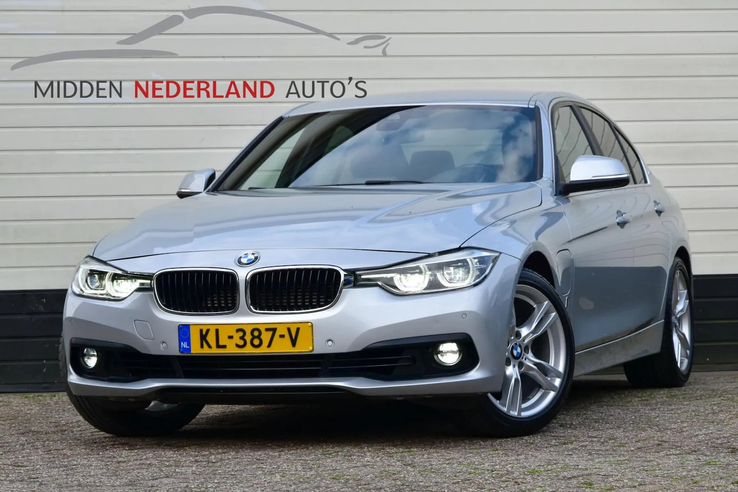 BMW 3-serie - 330e iPerformance * HYBRIDE * LED * CAMERA * MARGE * LEER * - AutoWereld.nl