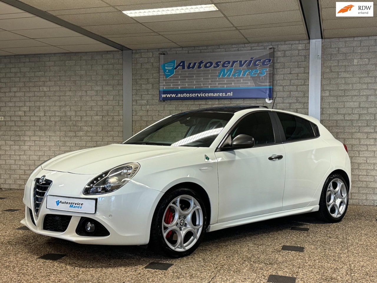 Alfa Romeo Giulietta - 1.7 TBi Quadrifoglio Verde 1.7 TBi Quadrifoglio Verde, automaat, Leder. Xenon, Navi, Panodak, 1e eig. - AutoWereld.nl