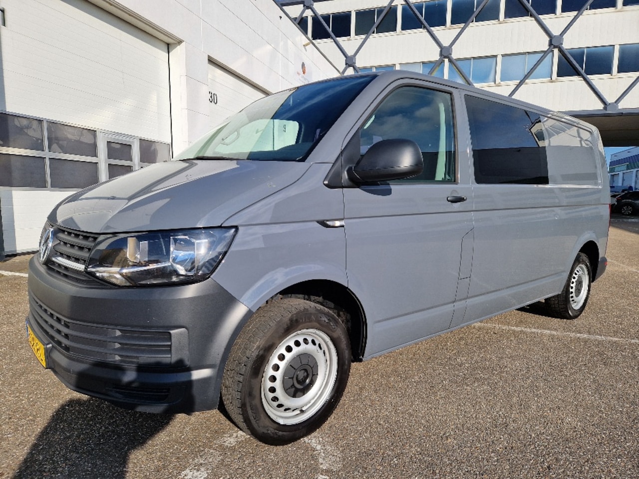 Volkswagen Transporter - 2.0 TDI L2H1 DC euro6 150pk zeer mooi 6-pers trekhaak airco cruise Trendline - AutoWereld.nl