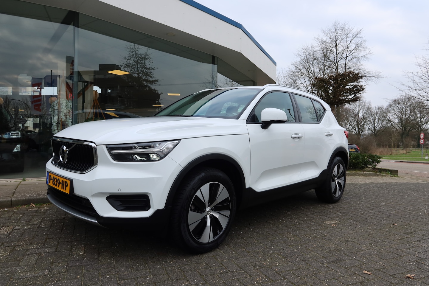 Volvo XC40 - 2.0 B3 MildHybrid Momentum Business I PARK ASSIST I TREKHAAK - AutoWereld.nl