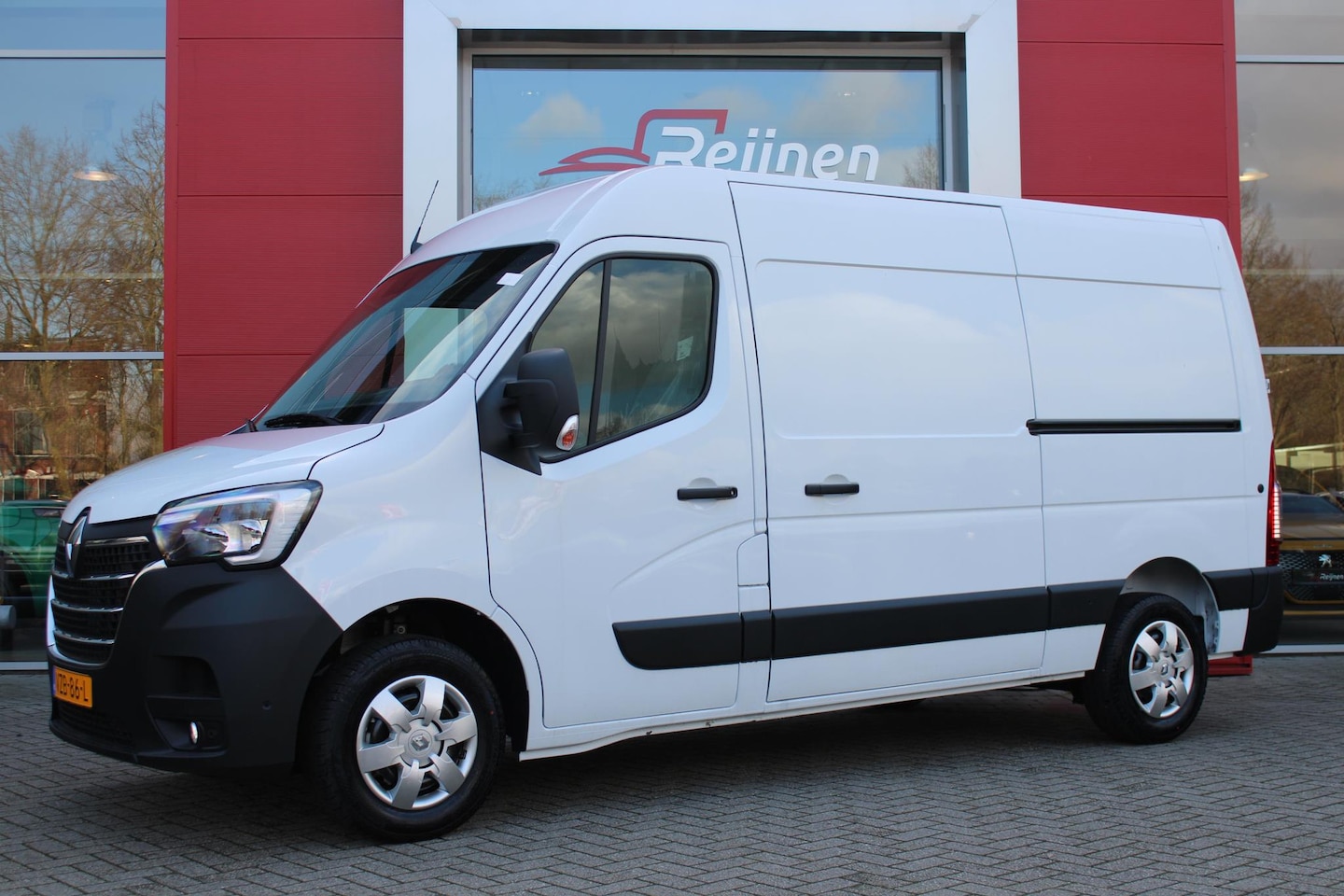 Renault Master - T33 2.3 dCi 135PK L2H2 WORK EDITION 3-ZITS | LINKER ZIJSCHUIFDEUR | TREKHAAK | NAVIGATIE | - AutoWereld.nl