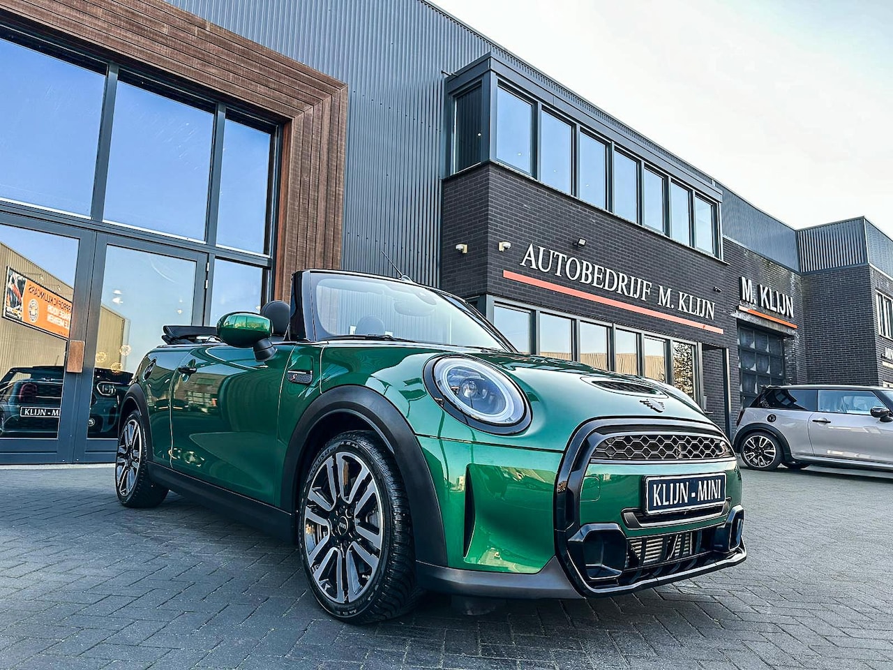 MINI Cabrio - 2.0 Cooper S F1 aut 178pk British Green/leer/navi/led/btw - AutoWereld.nl