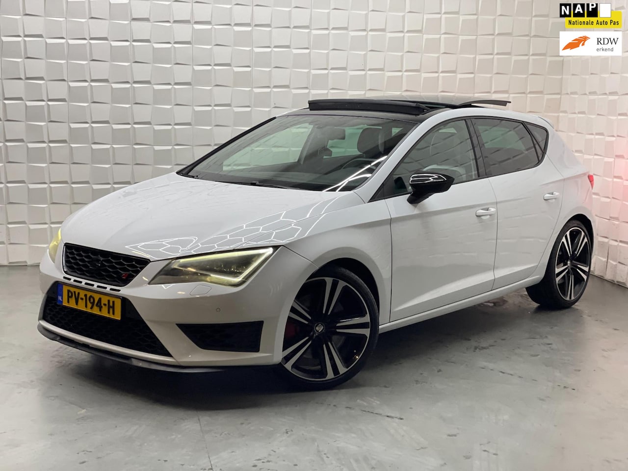 Seat Leon - 2.0 TSI Cupra 280PK PANO AKRAPOVIC - AutoWereld.nl