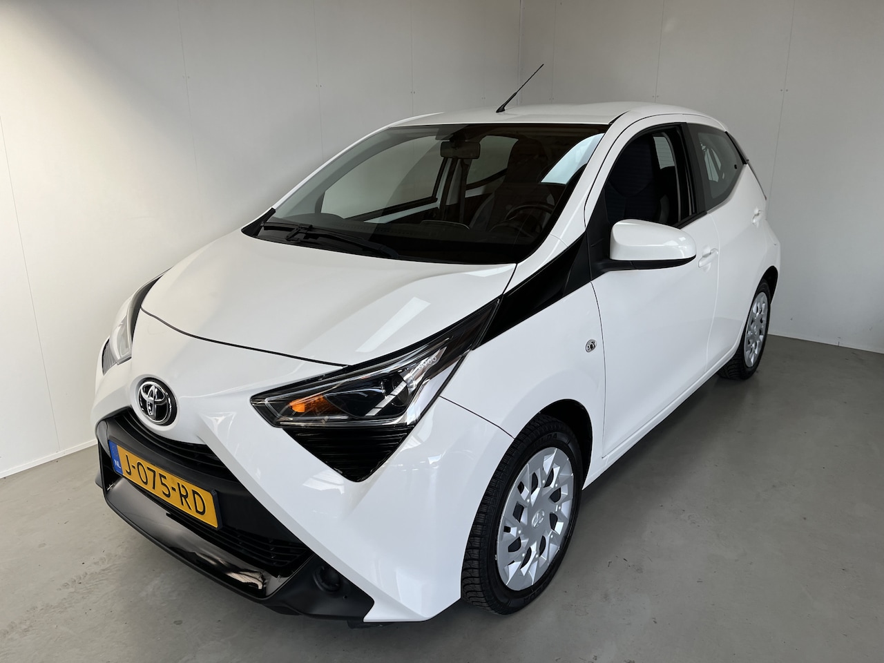 Toyota Aygo - 1.0 VVT-i x-play Navi Camera NAP incl BTW - AutoWereld.nl