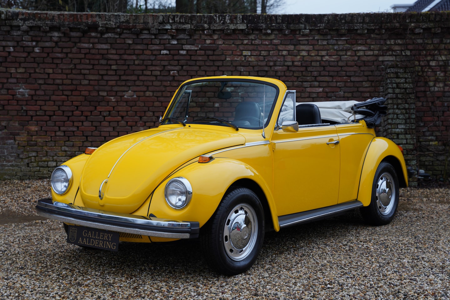 Volkswagen Beetle Cabriolet - Kever 1303 An eye-catching paint scheme - Canary Yellow over black interior, The Volkswage - AutoWereld.nl