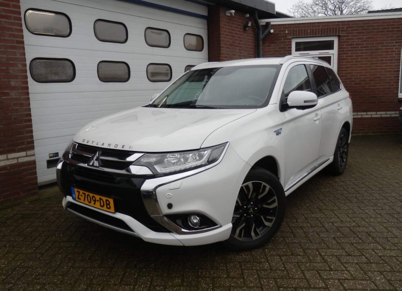 Mitsubishi Outlander - 2.0 PHEV 4WD Leder/Camera/Trekhaak - AutoWereld.nl