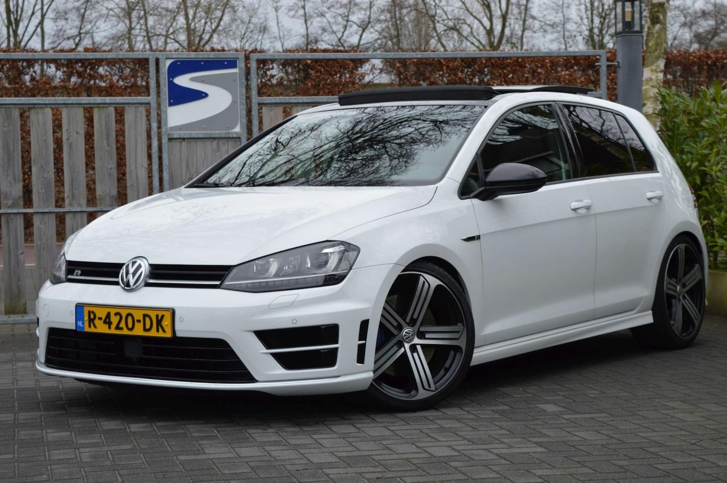 Volkswagen Golf - 2.0 TSI R 4Motion - Bomvol - Pano|ACC|Lane assist|Camera|Navi|Sportstuur|Carplay|Keyless|1 - AutoWereld.nl