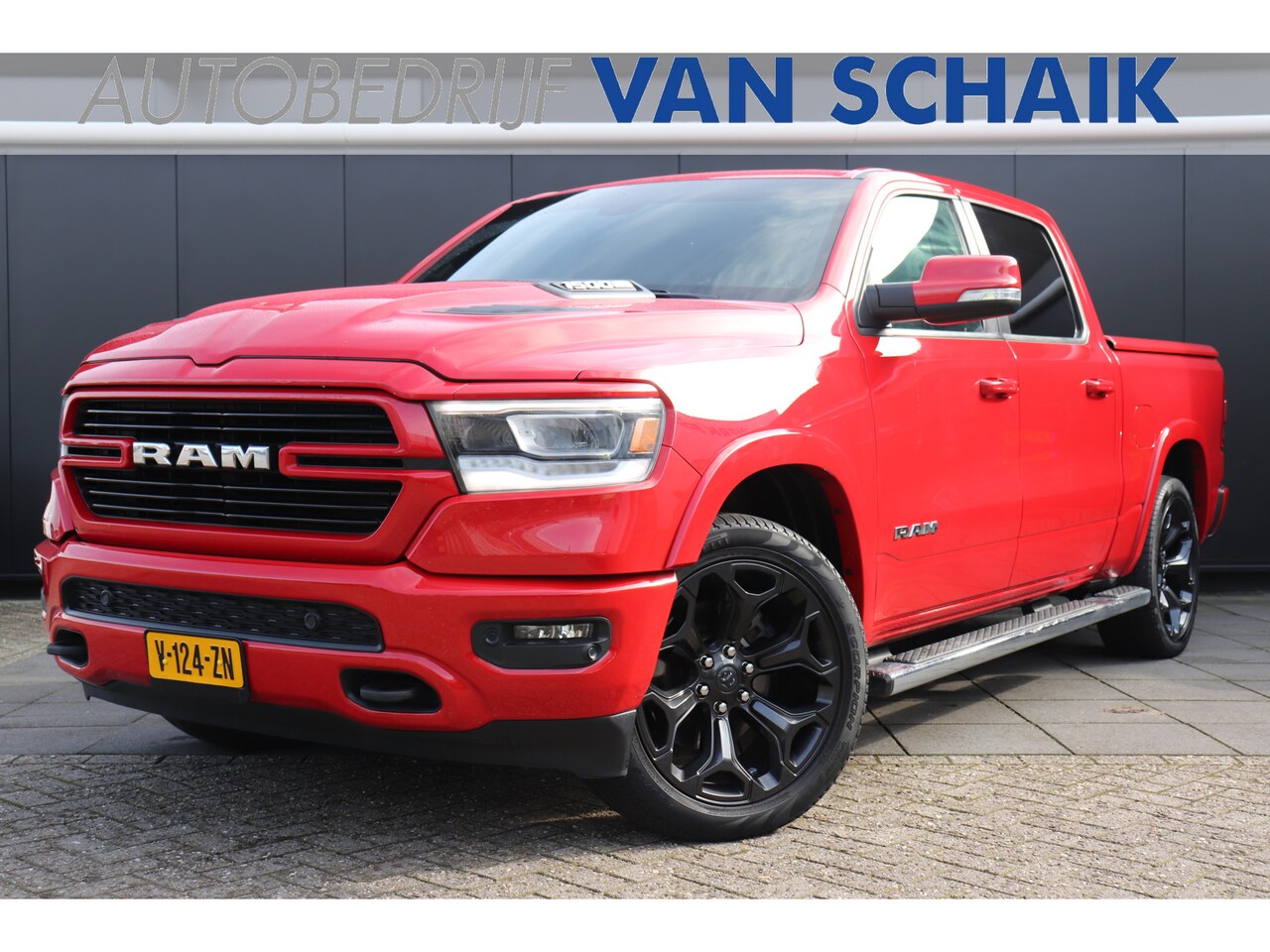 Dodge Ram 1500 - 5.7 V8 4x4 Crew Cab Laramie NWE TYPE | LUCHTVERING | STANDKACHEL - AutoWereld.nl