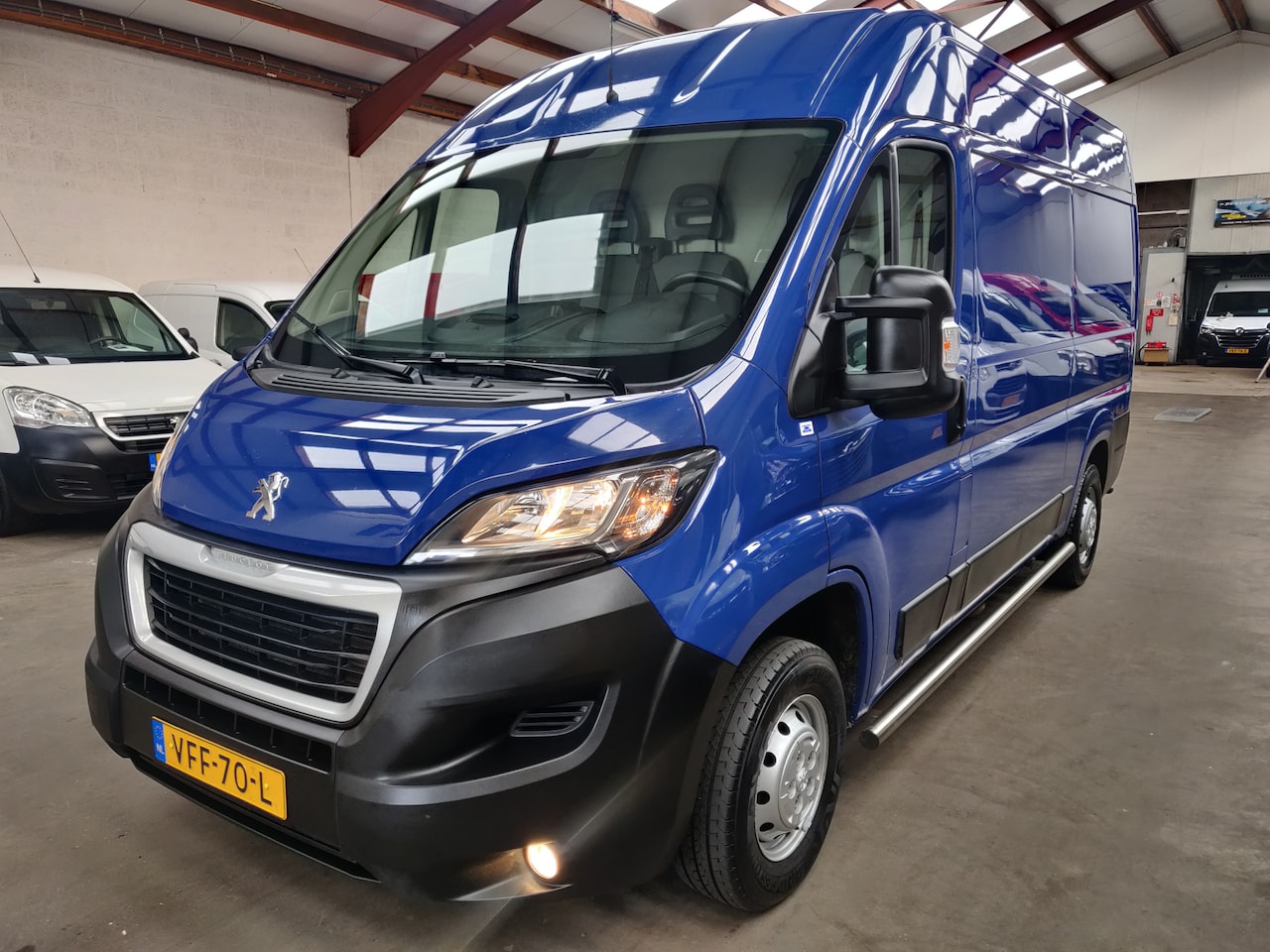 Peugeot Boxer - 330 2.2 BlueHDi 120 L2H2 Premium 330 2.2 BlueHDi 120 L2H2 Premium - AutoWereld.nl