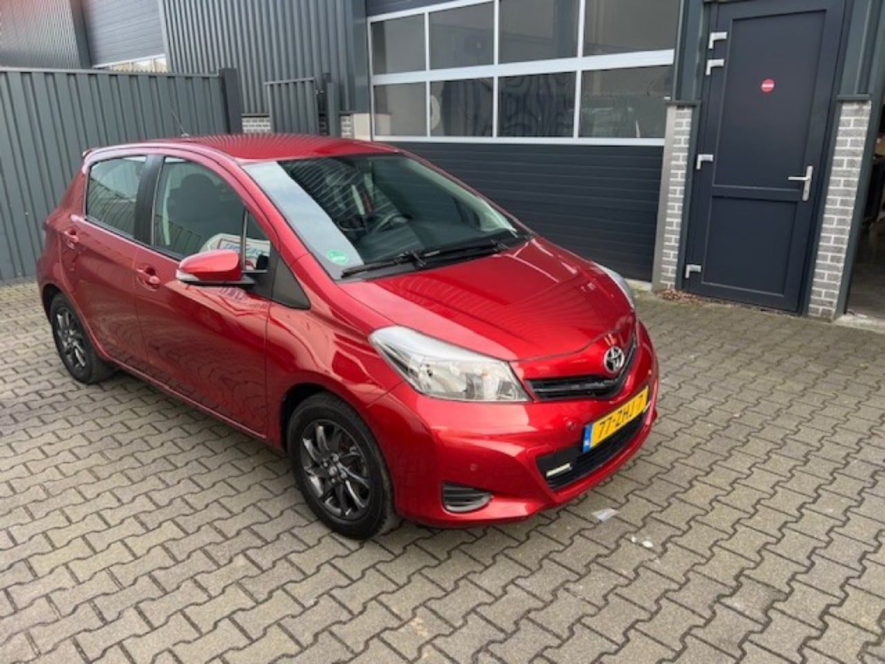 Toyota Yaris - 1.3 VVT-I ASPIRATION AUTOMAAT-AIRCO-NAVI-CAMERS-AFN TREKHAAK - AutoWereld.nl