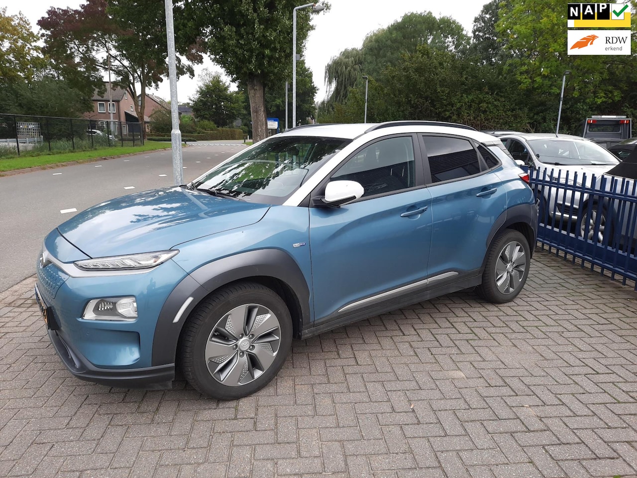 Hyundai Kona Electric - Fashion 64 kWh LUXE 4% bijtelling Blauw/wit - AutoWereld.nl