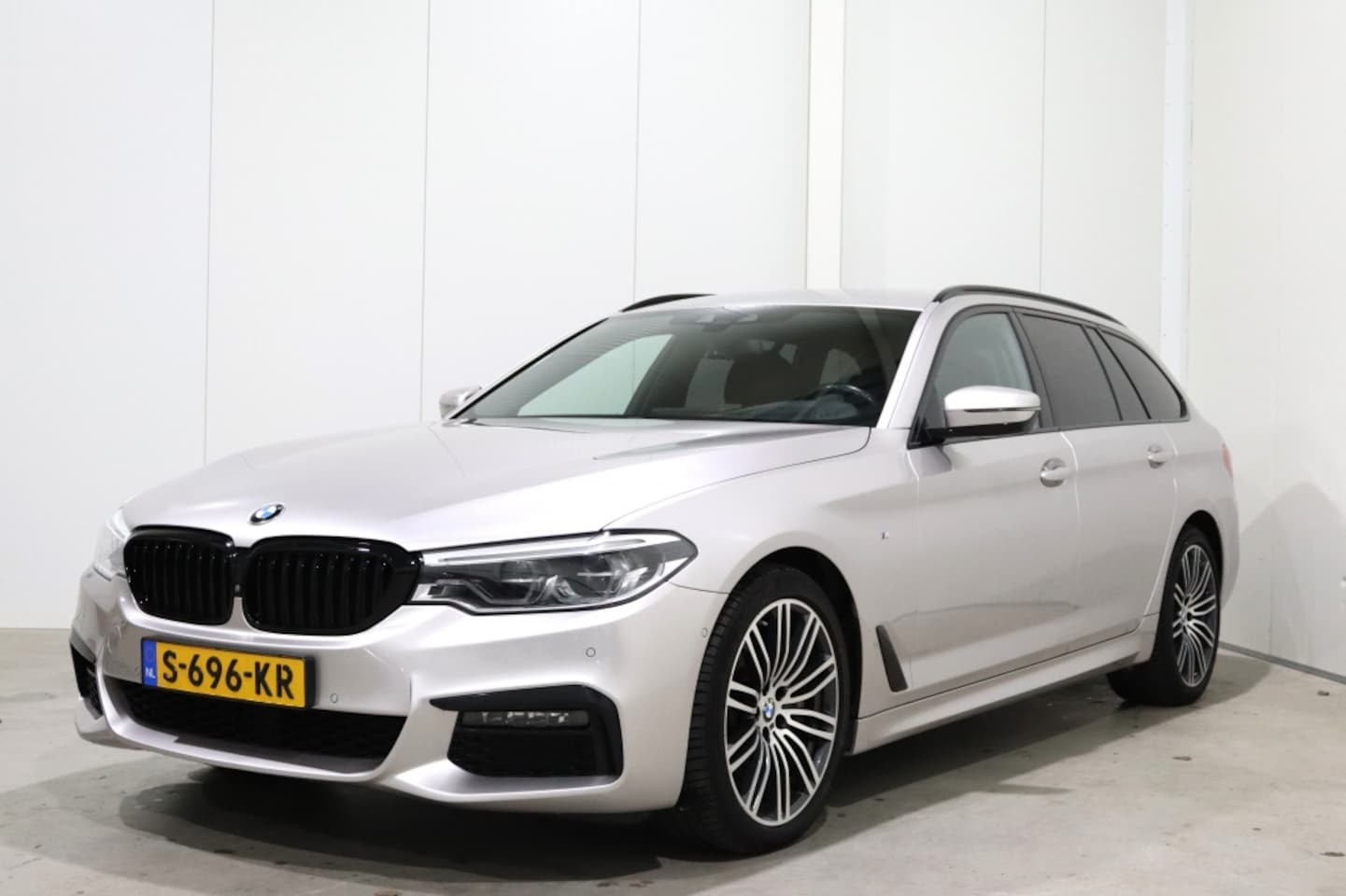 BMW 5-serie Touring - 540d xDrive M Sport 19 inch Trekhaak Comfort stoelen - AutoWereld.nl