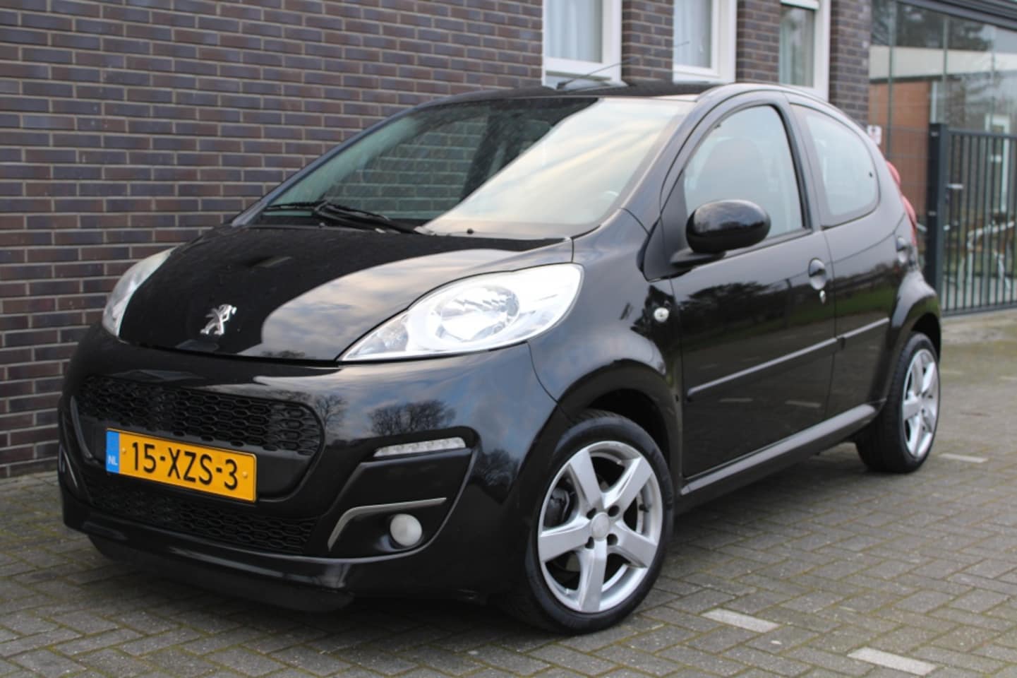 Peugeot 107 - 1.0 Envy-5 drs-airco-LED-facelift - AutoWereld.nl