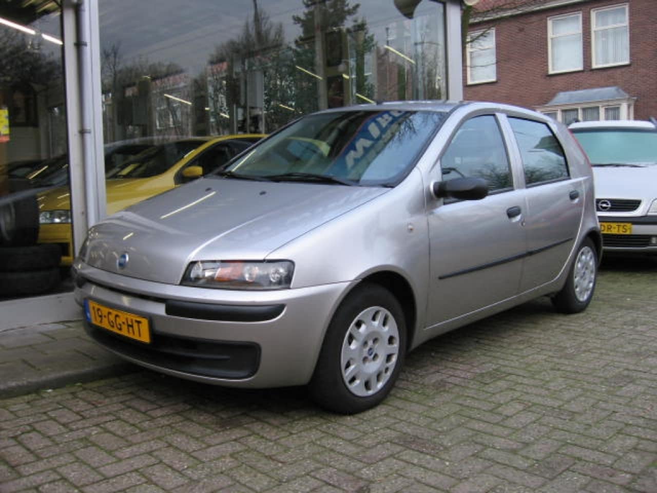 Fiat Punto - 1.2 16v 80pk speedgear automaat 5drs - AutoWereld.nl