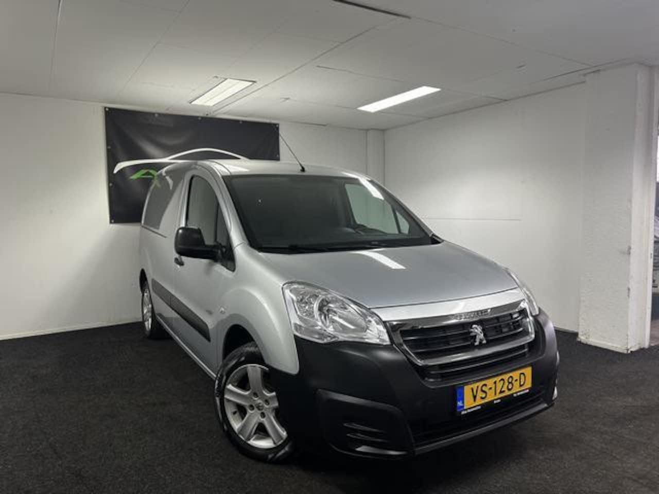 Peugeot Partner - 122 1.6 BlueHDi 100 L1 XR 2015 AIRCO - 88DKM NAP - APK 2025 ! - AutoWereld.nl