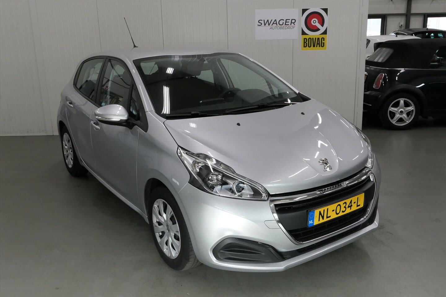 Peugeot 208 - 1.2 PureTech automaat 82PK 5D Active (Goed onderhouden&trekhaak) - AutoWereld.nl