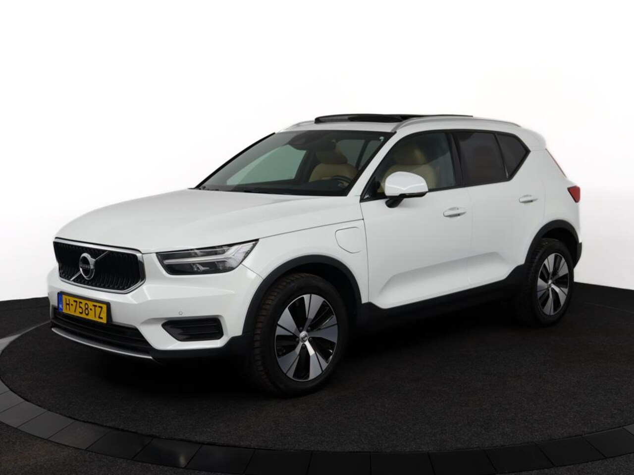 Volvo XC40 - 1.5 T5 Twin Engine Inscription BTW Auto , NL Auto|Plug In|Leer|Pano Dak| - AutoWereld.nl