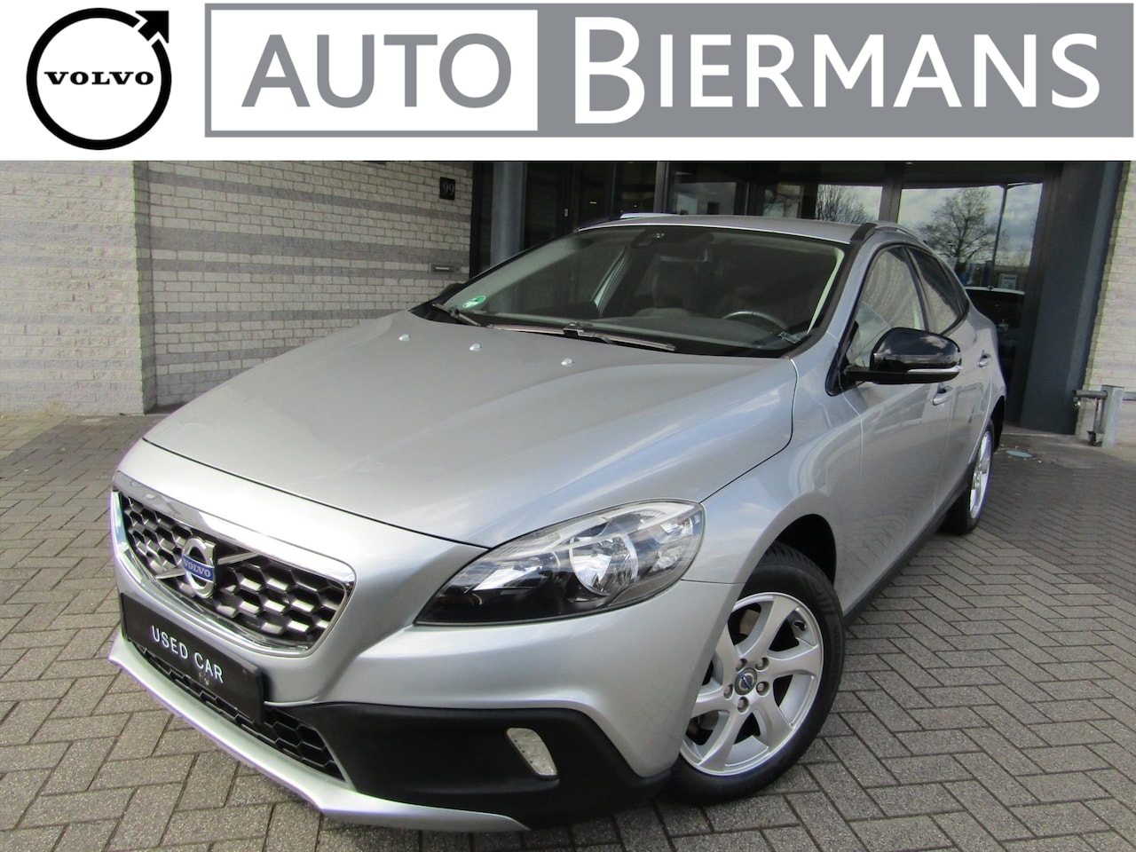 Volvo V40 Cross Country - 1.6 T4 180PK Powershift Momentum | Bus. Pack Pro | Trekh. | El.verst. stoelen - AutoWereld.nl