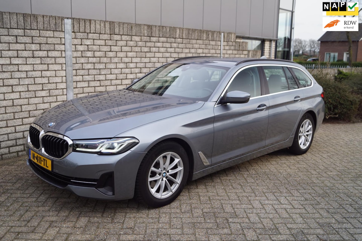 BMW 5-serie Touring - 520i Business Edition Plus Autom Leder Sportst Laser LED Kopl Navi Camera Clima Cruise 2xP - AutoWereld.nl