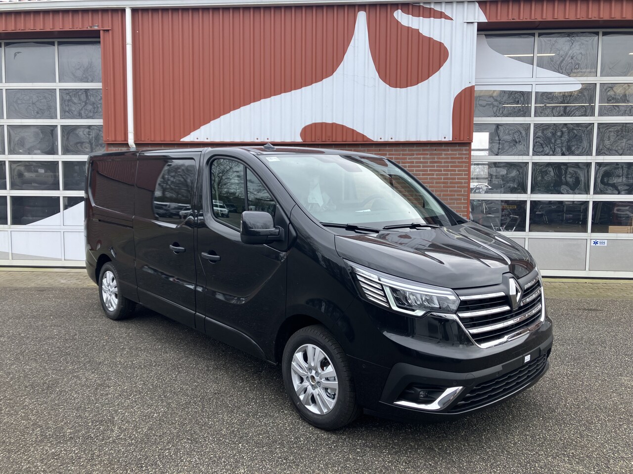 Renault Trafic - 2.0 dCi 130pk T30 L2H1 Luxe - Trekhaak / Reservewiel - AutoWereld.nl