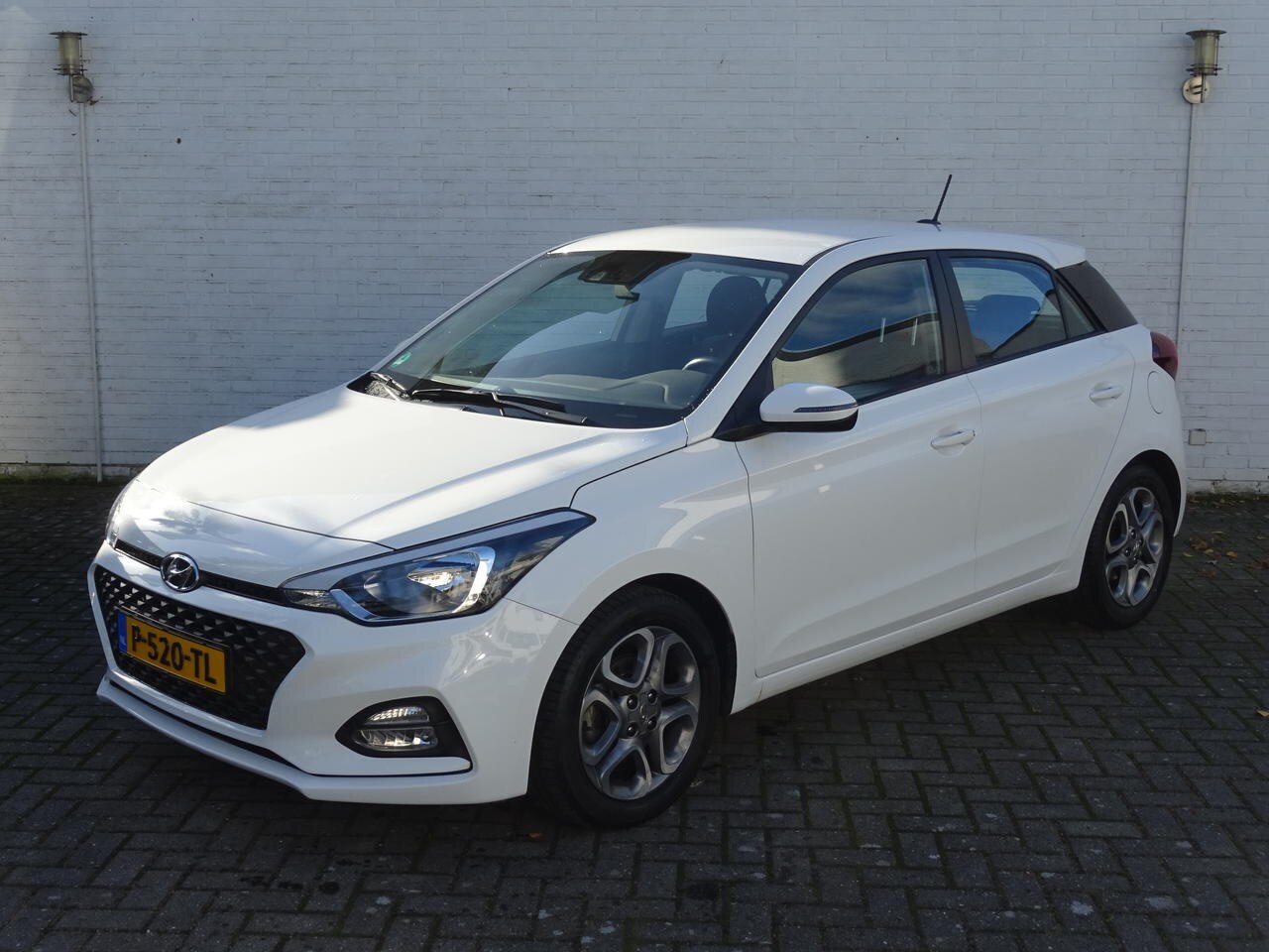 Hyundai i20 - COMFORT AUTOMAAT NAVI + CAMERA - AutoWereld.nl