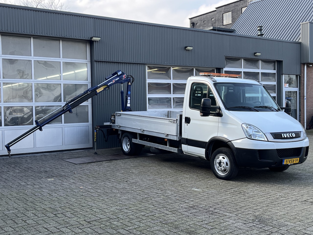 Iveco Daily - 40C15 410 Airco Cruise controle Laadkraan Trekhaak 3500kg trekgewicht 3-Persoons Werkverli - AutoWereld.nl