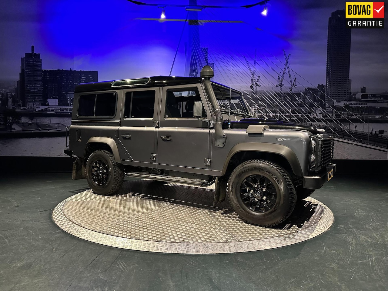 Land Rover Defender - 2.4 TD 110" X-Tech DC *Grijs kenteken 7 persoons* - AutoWereld.nl