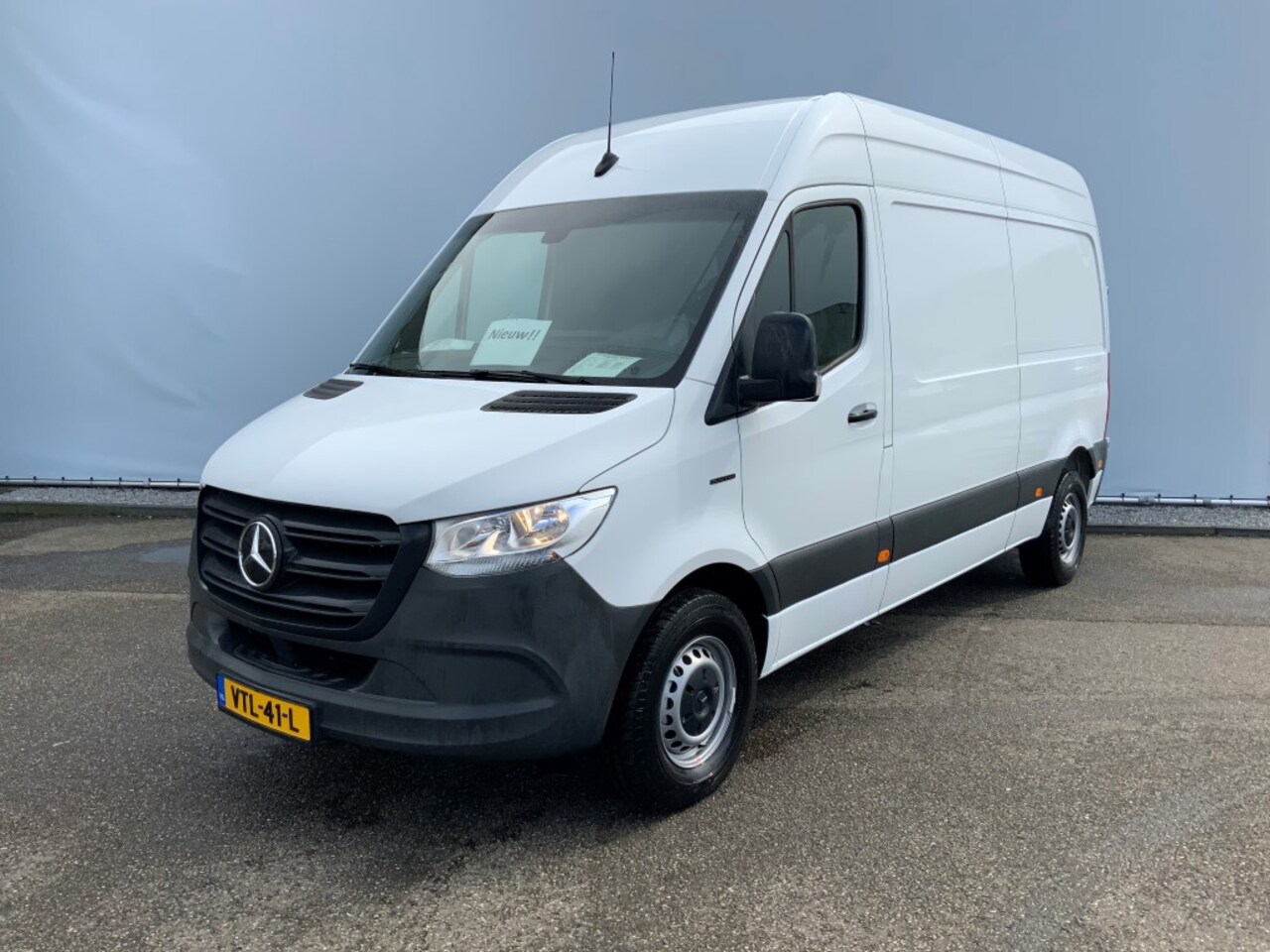 Mercedes-Benz eSprinter - eSprinter L2H2 55 kWh Elektriciteit Airco 3 Zits Opstapbalk nieuw en ongebruikt 106 km Mil - AutoWereld.nl