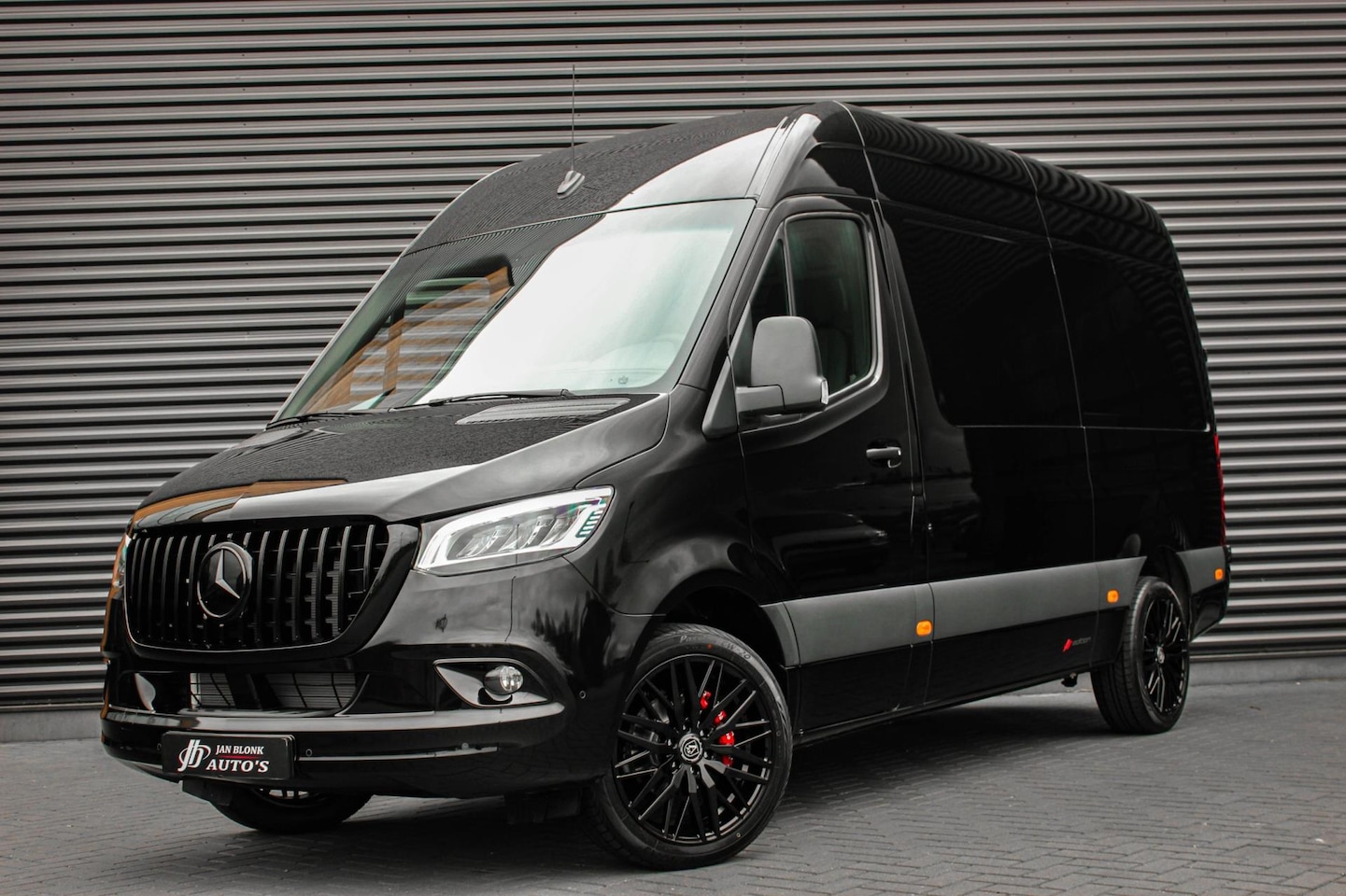 Mercedes-Benz Sprinter - 317 CDI L2H2 RWD 170PK FULL BLACK JB-EDITION / 3500KG / NEW / DIRECT RIJDEN / NAVIGATIE / - AutoWereld.nl